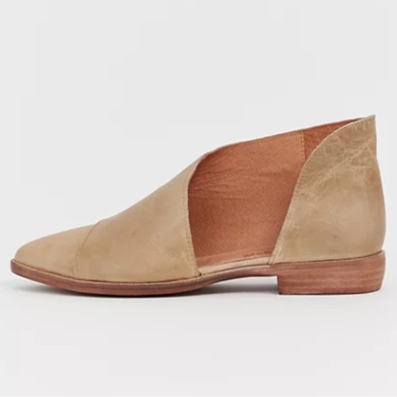 Free People Women’s Royale D’orsay Pointed Toe Tan Leather Distressed Flat Shoes - Picture 1 of 9